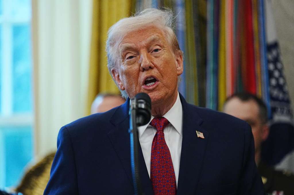WASHINGTON (United States), 15/12/2025.- US President Donald Trump speaks about his border policies as he makes a statement before a Mexican Border Defense Medal (MBDM) presentation in the Oval office of the White House, in Washington, DC, USA, 15 December 2025. The MBDM medal was established by a memorandum from the Department of Defense in August 2025, to be awarded to service members for their deployment and work on the southern border. EFE/EPA/BONNIE CASH / POOL