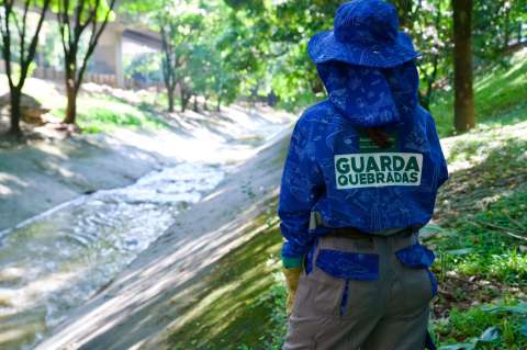El programa de cuidado hídrico en Medellín que impulsa la renaturalización urbana