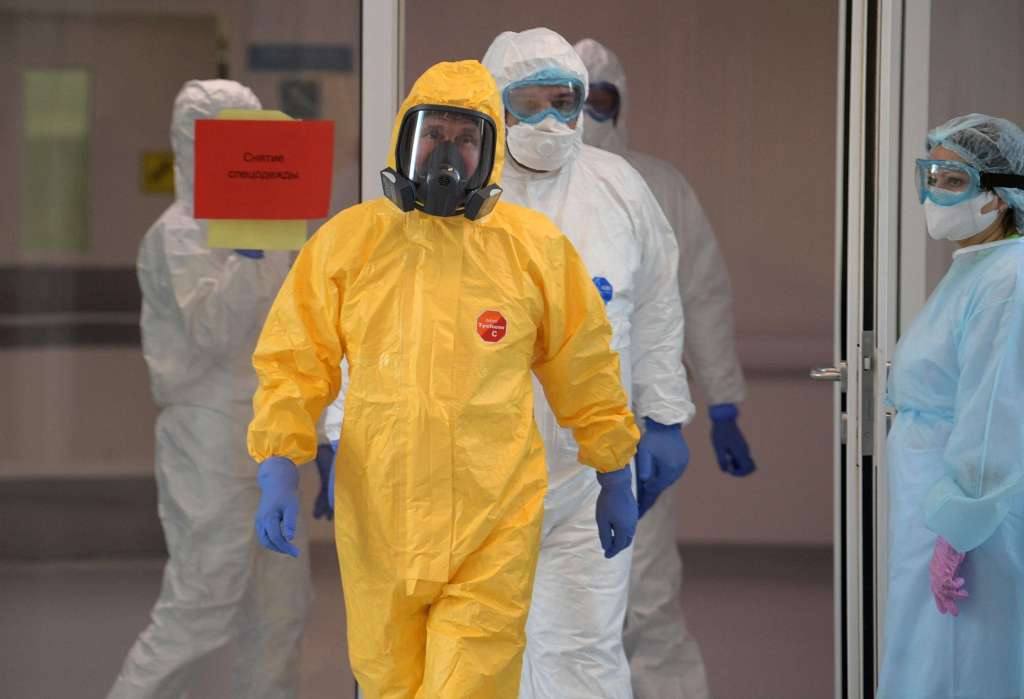El presidente ruso, Vladimir Putin, con equipo de protección visita un hospital donde los pacientes infectados con el nuevo coronavirus COVID-19 están siendo tratados en el asentamiento de Kommunarka en Moscú. / AFP