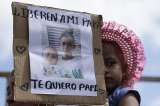 El Salvador extiende el estado de excepción, familiares de detenidos protestan