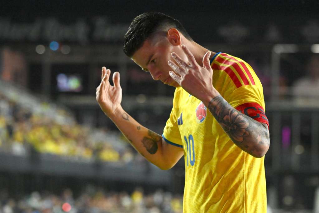 AME9457. FORT LAUDERDALE (ESTADOS UNIDOS), 15/11/2025.- James Rodríguez de Colombia reacciona este sábado, en un partido amistoso entre las selecciones de Colombia y Nueva Zelanda en el Chase Stadium, en Fort Lauderdale (Estados Unidos). EFE/ Giorgio Viera