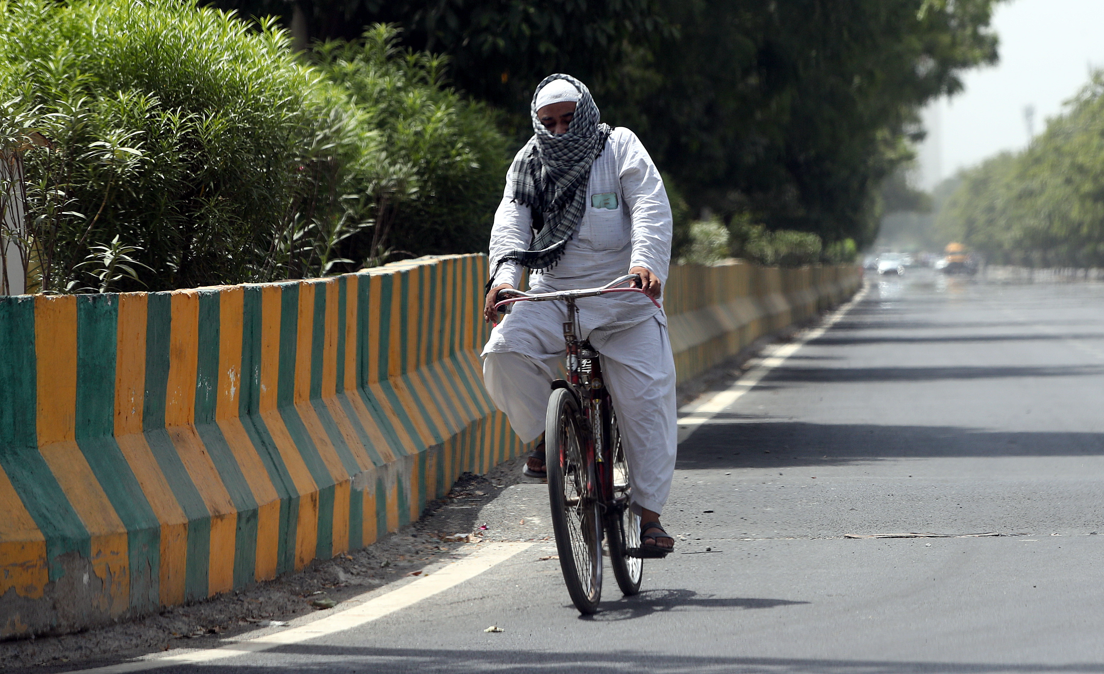 New Delhi (India), 29/05/2024.- A commuter cycles while covering his head with a towel on a hot day in New Delhi, India, 29 May 2024. The India Meteorological Department (IMD) has issued a heat red alert for Delhi, Rajasthan, Haryana, Punjab, and Madhya Pradesh on 29 May. A record temperature of over 50 degrees Celsius was recorded in some Delhi suburbs, according to the IMD. (Nueva Delhi) EFE/EPA/HARISH TYAGI