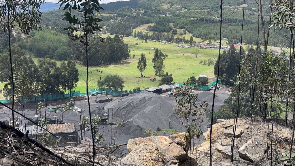 Centro de acopio de carbón metalúrgico a las afueras del casco urbano de Guachetá, Cundinamarca.