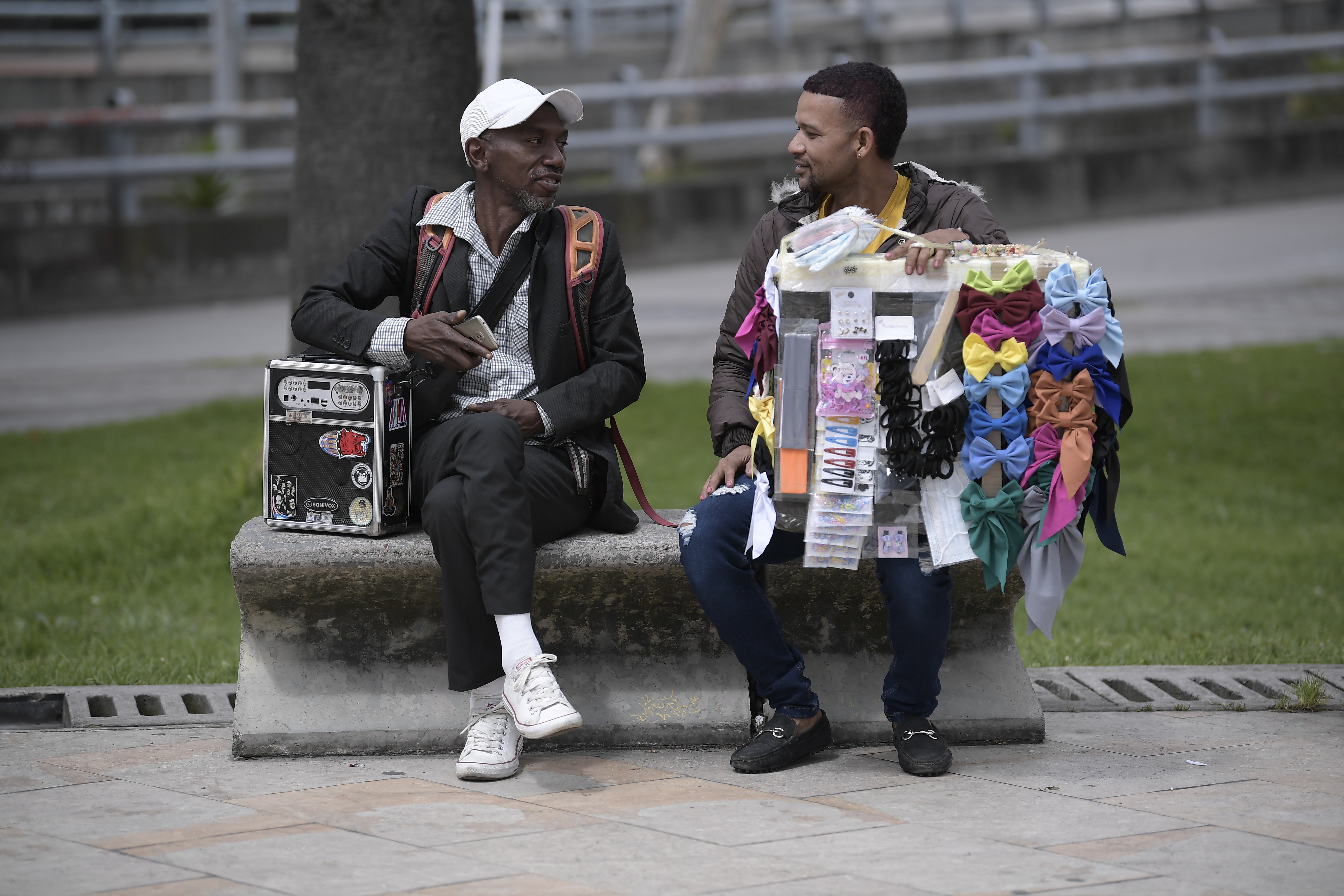 Centenares de vendedores informales de Transmilenio se congregaron frente al Concejo de Bogotá, en protesta por el Artículo 181 del Plan Distrital de Desarrollo, el cual, dicen los vendedores, "criminaliza nuestro trabajo". Se espera una mesa de diálogo este viernes 7 de junio. De no haber resultados favorables para el gremio, bloquearán las troncales de Transmilenio la próxima semana.