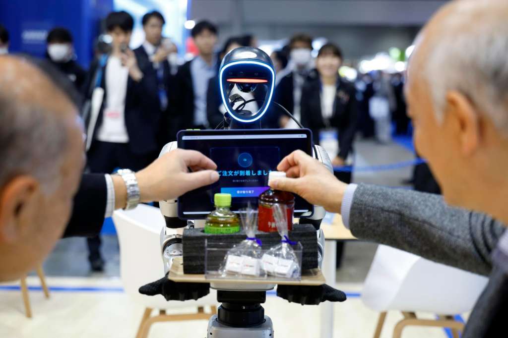 TOKYO (Japan), 03/12/2025.- Visitors are served drinks by a robot at the GMO AI and Robotics Corporation booth during the International Robot Exhibition 2025 (iREX2025) in Tokyo, Japan, 03 December 2025. Held once every two years, the iREX is one of the world’s largest robot trade shows. For the 2025 edition, 673 companies and organizations will be presenting their latest robot technologies until 06 December. (Japón, Tokio) EFE/EPA/FRANCK ROBICHON