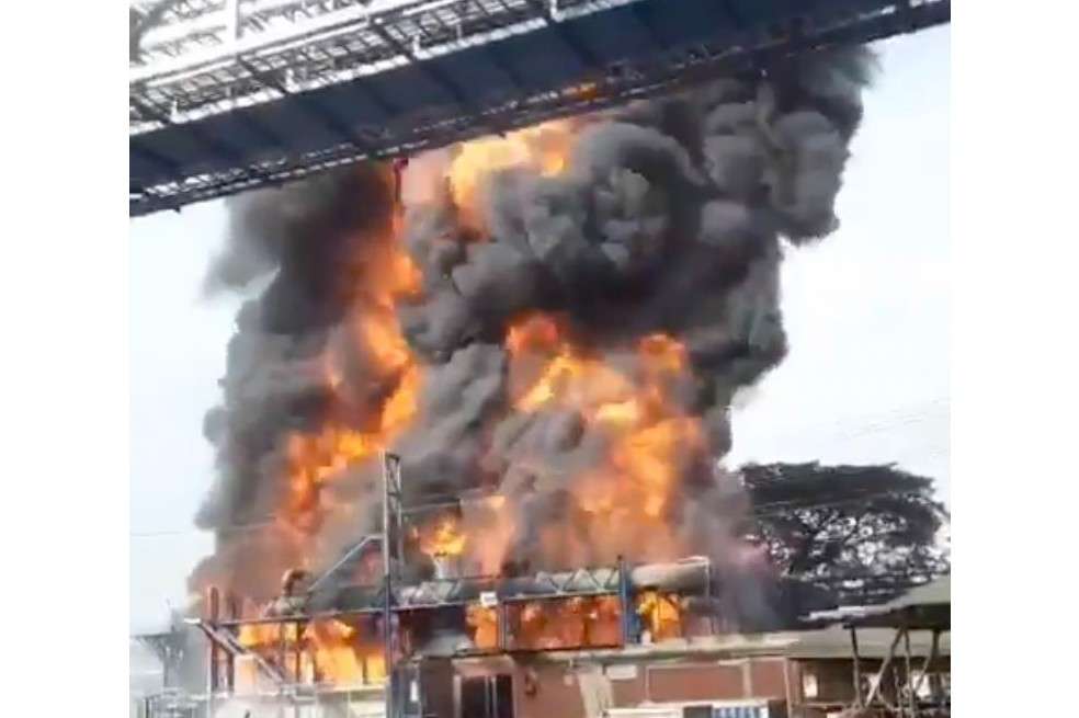 El incendio se produjo en una torre de enfriamiento de agua.