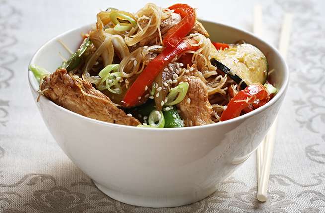 Salteado de cadera de cerdo con pasta y vegetales, deliciosa y energizante