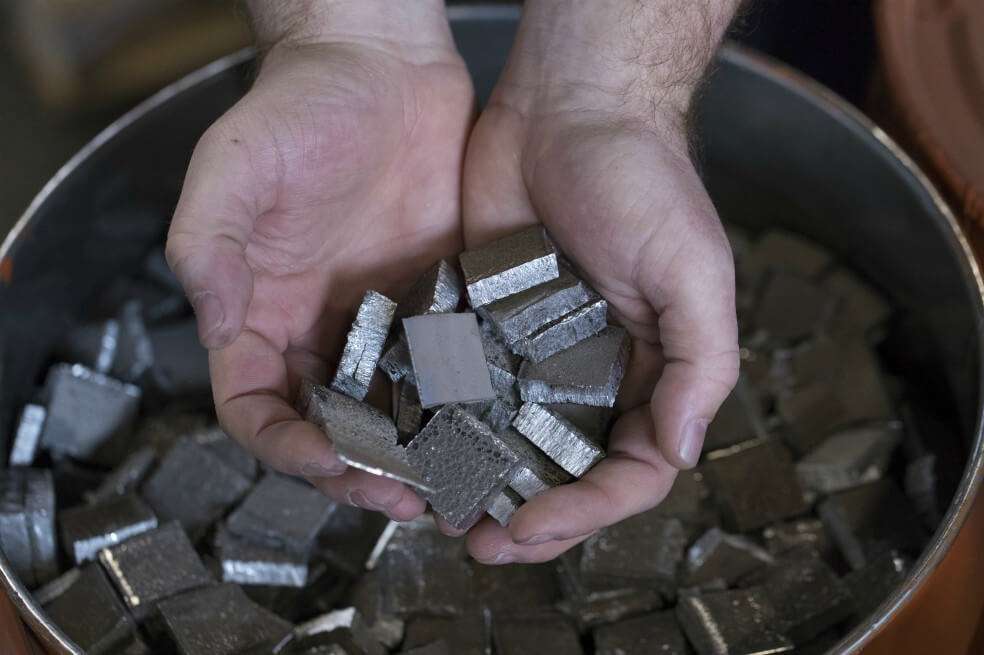 Estos minerales son cruciales para la fabricación de baterías, turbinas eólicas y otros componentes que impulsan la transición hacia una economía más sostenible y menos dependiente de los combustibles fósiles.