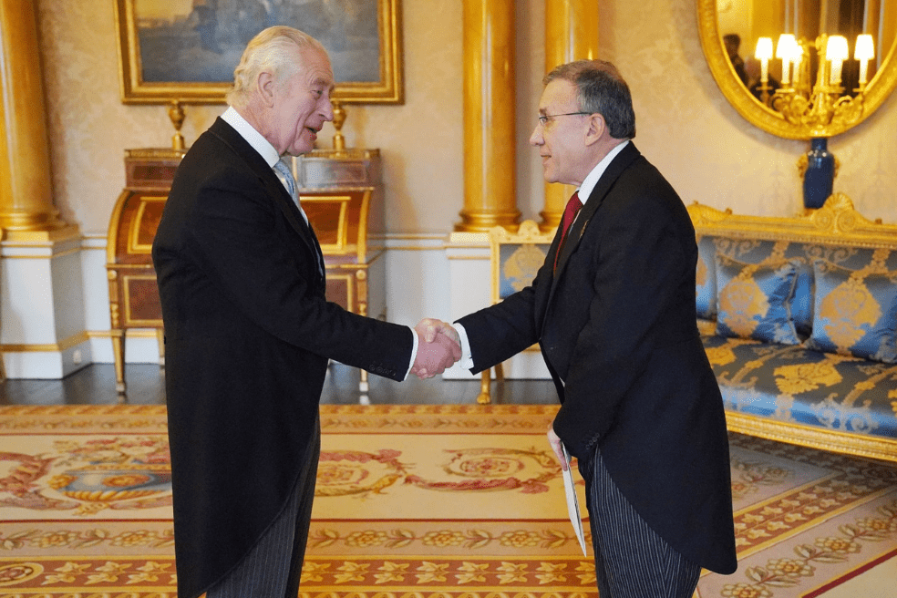 El rey Carlos III recibió este 7 de diciembre el embajador de Colombia en Reino Unido, Roy Barreras.