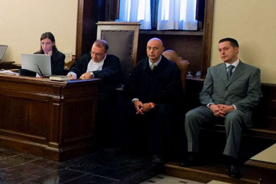 El exmayordomo del papa, Paolo Gabriele (d), de 46 años, durante la primera audiencia de su juicio por el robo y difusión de cientos de documentos reservados de Benedicto XVI, en el Vaticano. Efe.