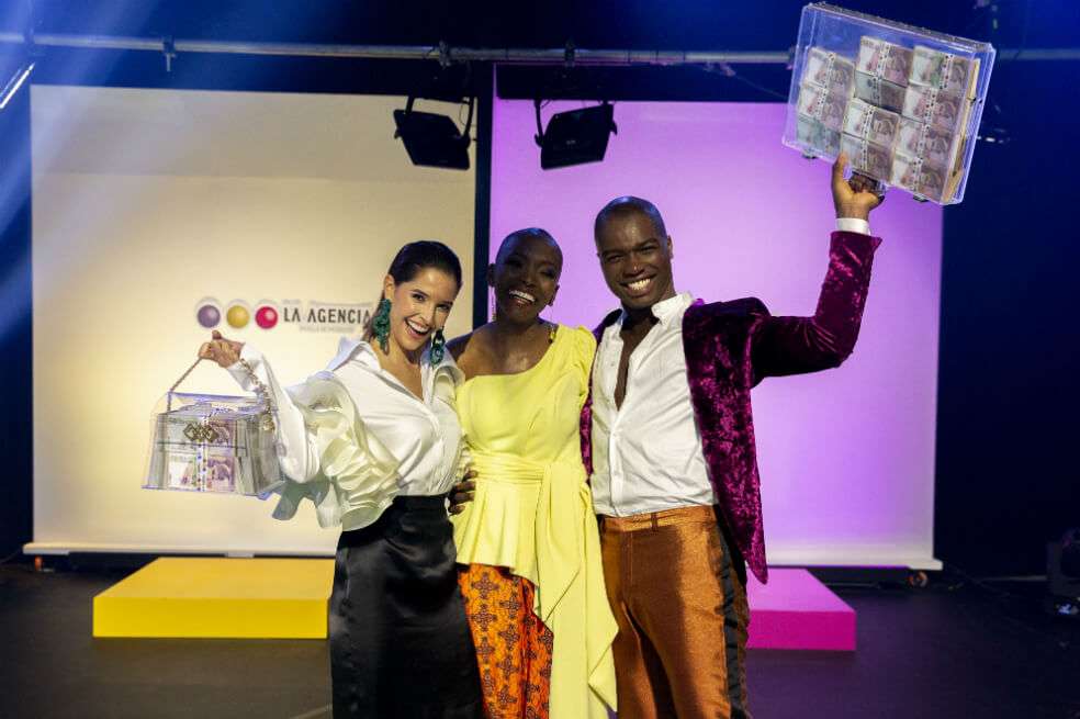 Andrea Rubio y Jhan Mena, ganadores del formato "La Agencia: batalla de modelos", junto a Belky Arizala. / Cortesía Caracol Televisión - Sergio Bejarano