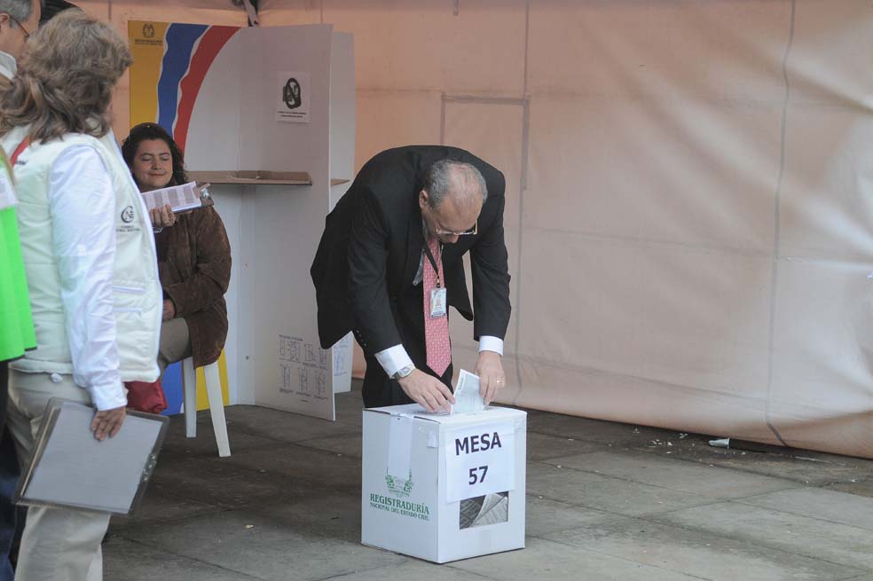 El registrador nacional, Carlos Ariel Sánchez, afirma que el voto en blanco sólo puede ganar si existe mayoría absoluta. / Gabriel Aponte.