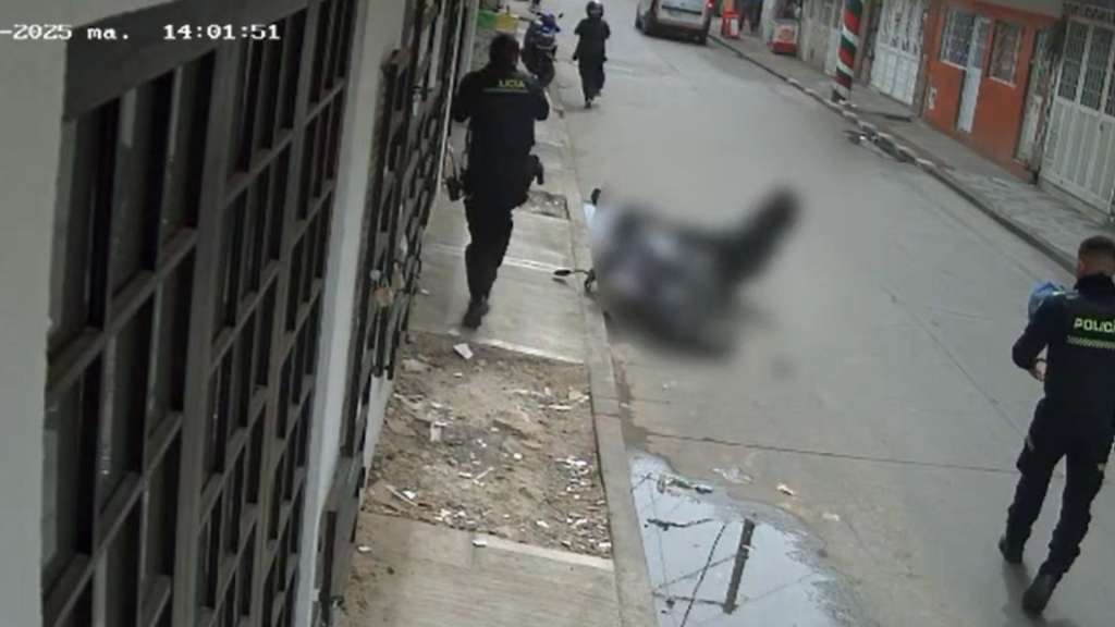 Los hechos quedaron registrados en una cámara de seguridad de la zona.