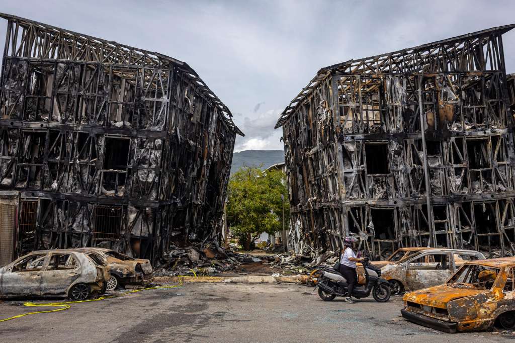 AME6292. LA GUAIRA (VENEZUELA), 30/06/2026.- Fotografía que muestra edificios que hacían parte del programa social Misión Vivienda del presidente fallecido Hugo Chávez destruidos tras los terremotos que asolaron a Venezuela la semana pasada, este martes, en La Guaira (Venezuela). EFE/ Miguel Gutiérrez