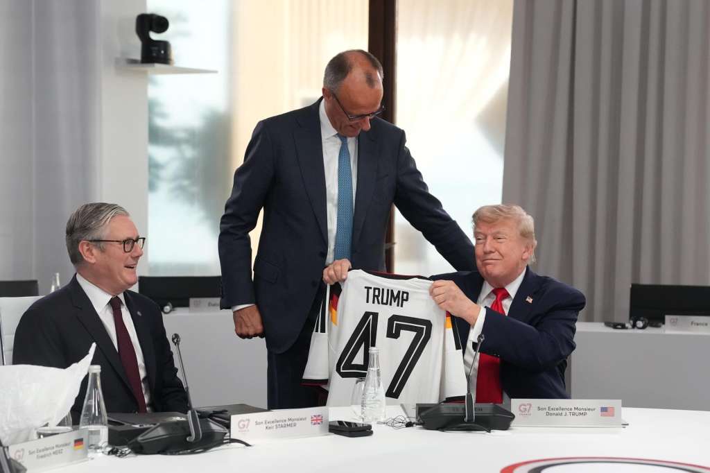 Evian-les-Bains (FRA), 16/06/2026.- US President Donald Trump (R) holds up a jersey with the number 47 on it as British Prime Minister Keir Starmer (L), and German Chancellor Friedrich Merz (C) look on during a working session at the G7 summit in Evian-les-Bains, France, 16 June 2026. The 52nd G7 Summit takes place in Evian-les-Bains from 15 to 17 June 2026. (Francia) EFE/EPA/THIBAULT CAMUS / POOL MAXPPP OUT