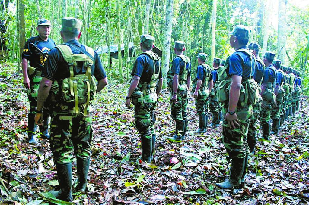 Guerrilleros del grupo terrorista Sendero Luminoso en las selvas peruanas, donde habrían montado un imperio del tráfico de drogas. /AFP