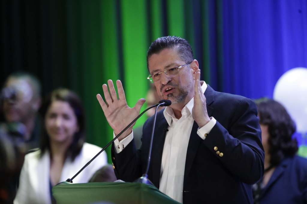 AME8385. SAN JOSÉ (COSTA RICA), 03/04/2022.- El presidente electo de Costa Rica Rodrigo Chaves habla hoy, al finalizar la segunda ronda de elecciones presidenciales, en San José (Costa Rica). El presidente electo de Costa Rica Rodrigo Chaves, del joven Partido Progreso Social Democrático, afirmó que recibe con humildad el resultado de las elecciones de este domingo y con una "enorme responsabilidad colmada de retos y dificultades que todos nosotros vamos a solucionar". EFE/ Bienvenido Velasco