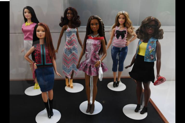 Vélez y Mattel lanzan colección por los 60 años de Barbie