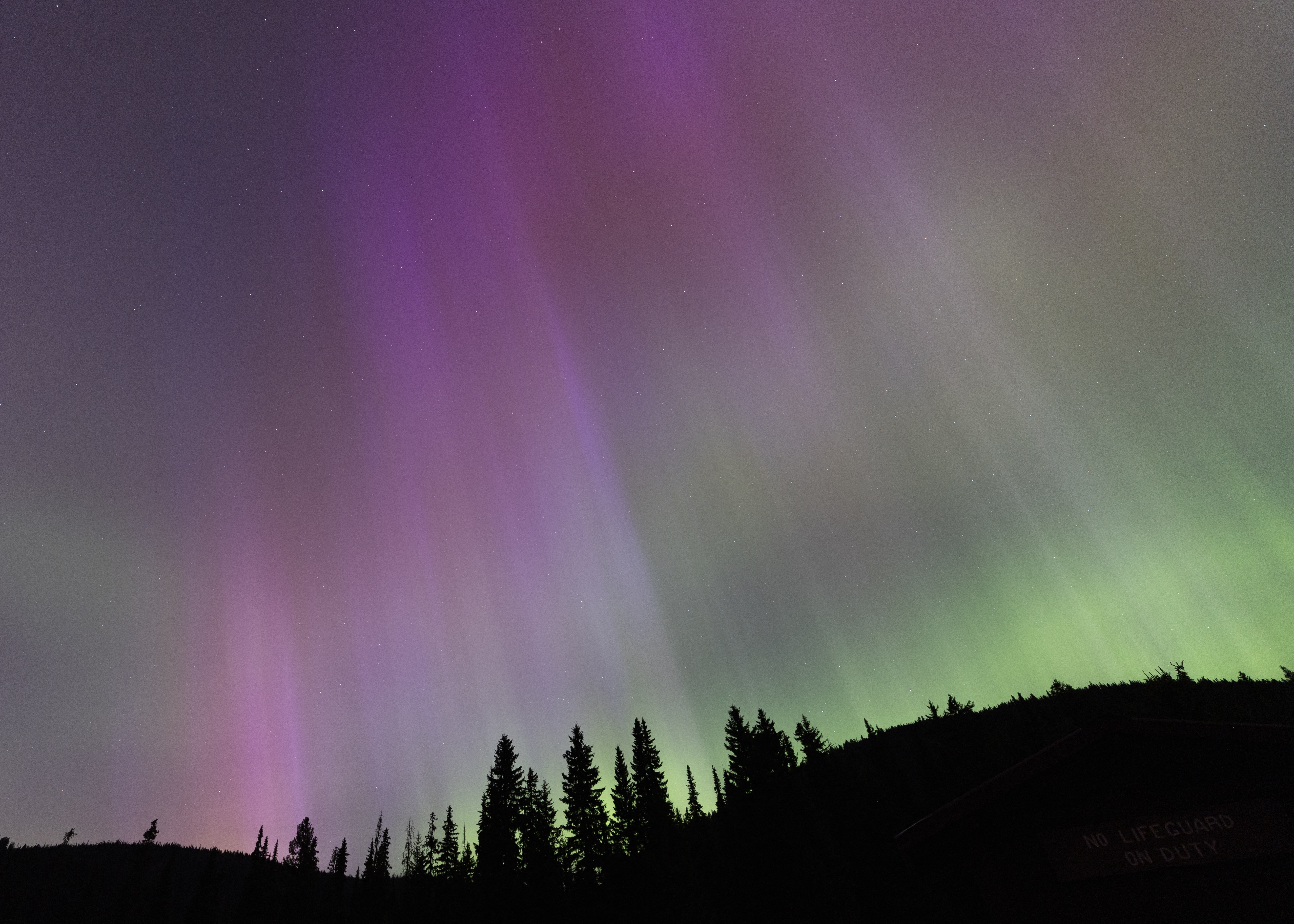 Aurora boreal vista en British Columbia, Canada.