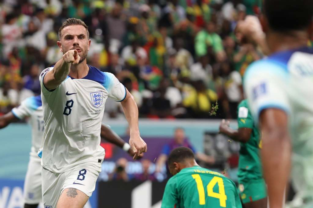 Al Khor (Qatar), 04/12/2022.- Jordan Henderson (L) of England celebrates with teammate Jude Bellingham (R) after scoring the 1-0 during the FIFA World Cup 2022 round of 16 soccer match between England and Senegal at Al Bayt Stadium in Al Khor, Qatar, 04 December 2022. (Mundial de Fútbol, Jordania, Catar) EFE/EPA/Tolga Bozoglu