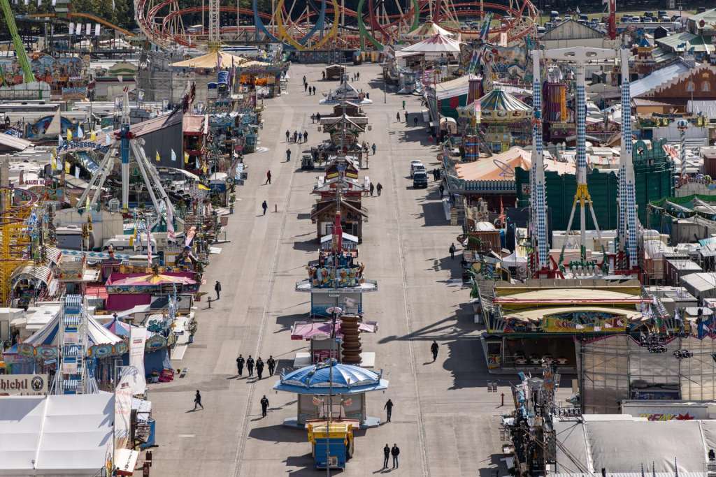 MUNICH (Germany), 01/10/2025.- The closed Oktoberfest grounds in Munich, Germany, 01 October 2025. The Oktoberfest grounds in Munich will remain closed until at least 5 p.m. local time on 01 October, following an 'unspecified' bomb threat, police said. The threat is linked to a large-scale police operation in northern Munich where explosive devices were found inside a burning house, leaving one dead. (Alemania) EFE/EPA/DIEGO FEDELE