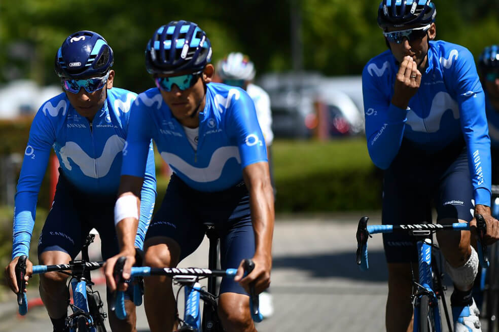 Nairo (i), junto a sus compañeros de equipo del Movistar, en el Tour de Francia 2019. / AFP
