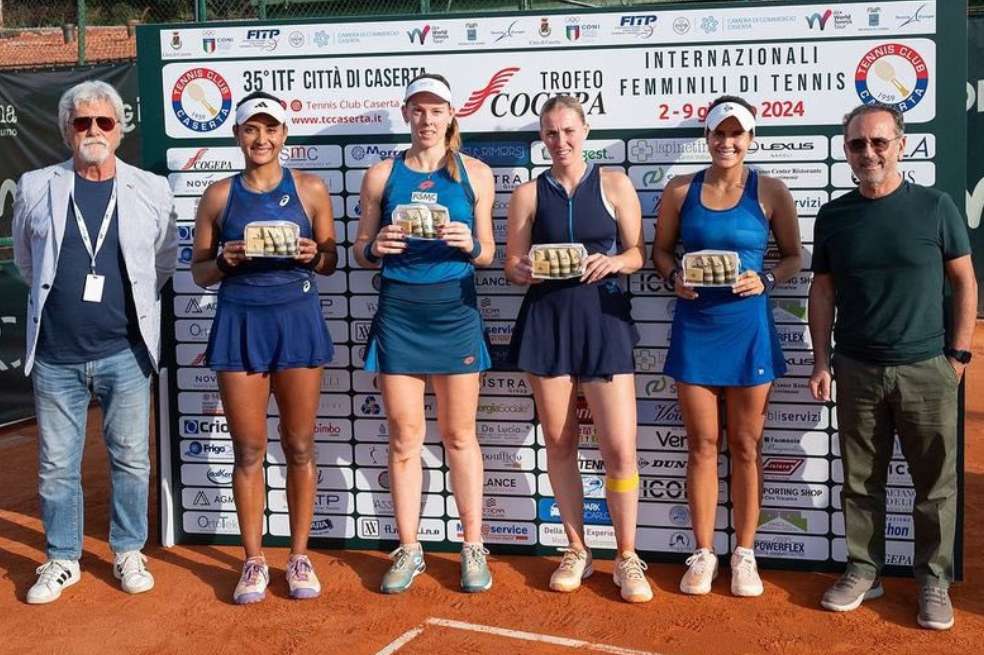 Las colombianas Yuliana Lizarazo (Segunda a la izquierda) y María Paulina Pérez (segunda a la derecha), finalistas del W75 de Caserta, en Italia.