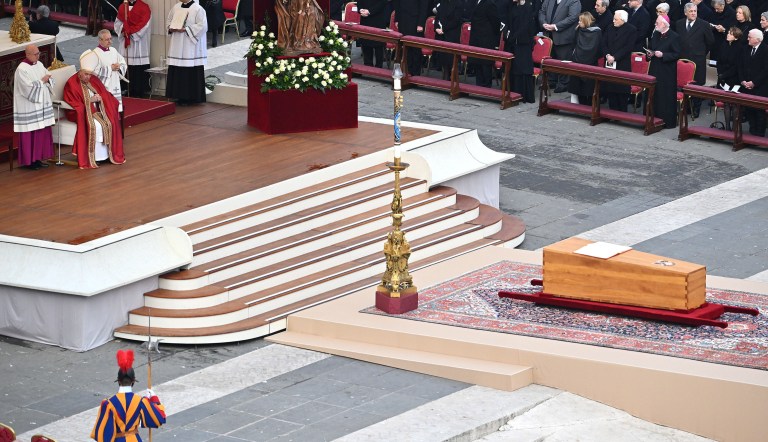 El papa Francisco presidió la ceremonia fúnebre, un evento inédito, pues no existía un protocolo para que un pontífice reinante liderara las exequias de un papa sin funciones.