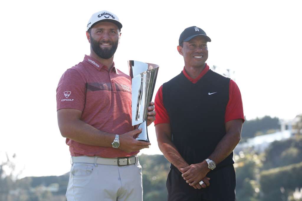 Los Angeles (United States), 19/02/2023.- Spanish golfer Jon Rahm (L) poses for photos with US golfer Tiger Woods (R) upon winning during round four of the Genesis Invitational at the Riviera Country Club in Los Angeles, California, USA, 19 February 2023. (Estados Unidos) EFE/EPA/CAROLINE BREHMAN