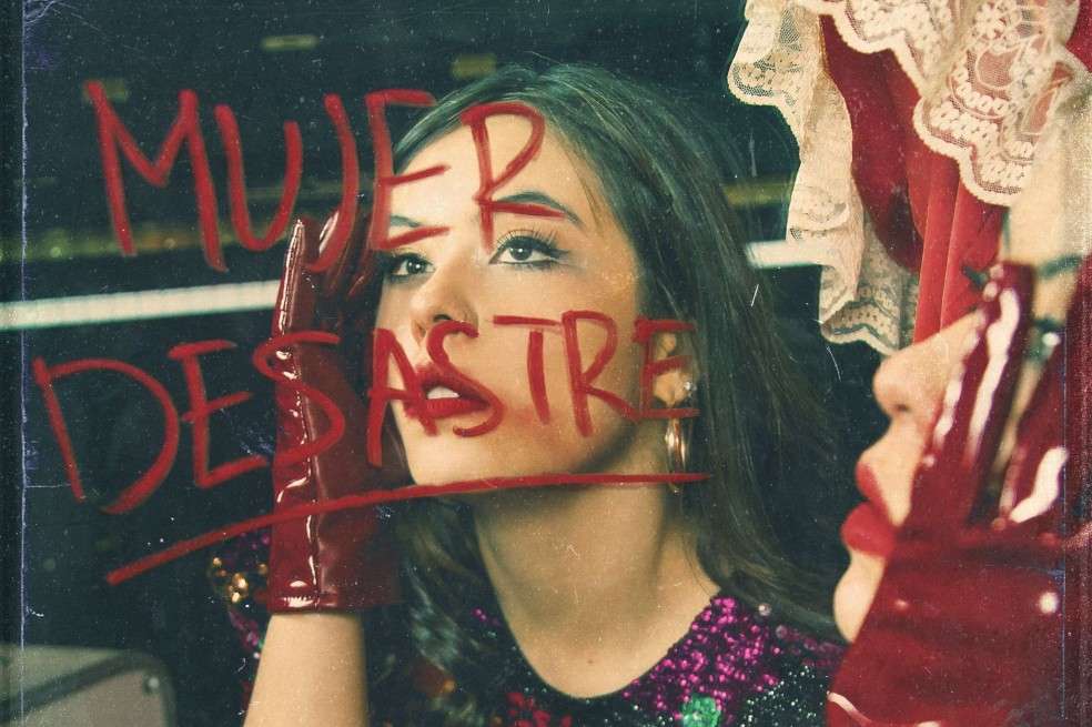 Juliana Velásquez compuso "Mujer desastre" junto al cantautor bogotano Juan Shool, Nico Legreti, Renzo Bravo, Orlando Vitto.