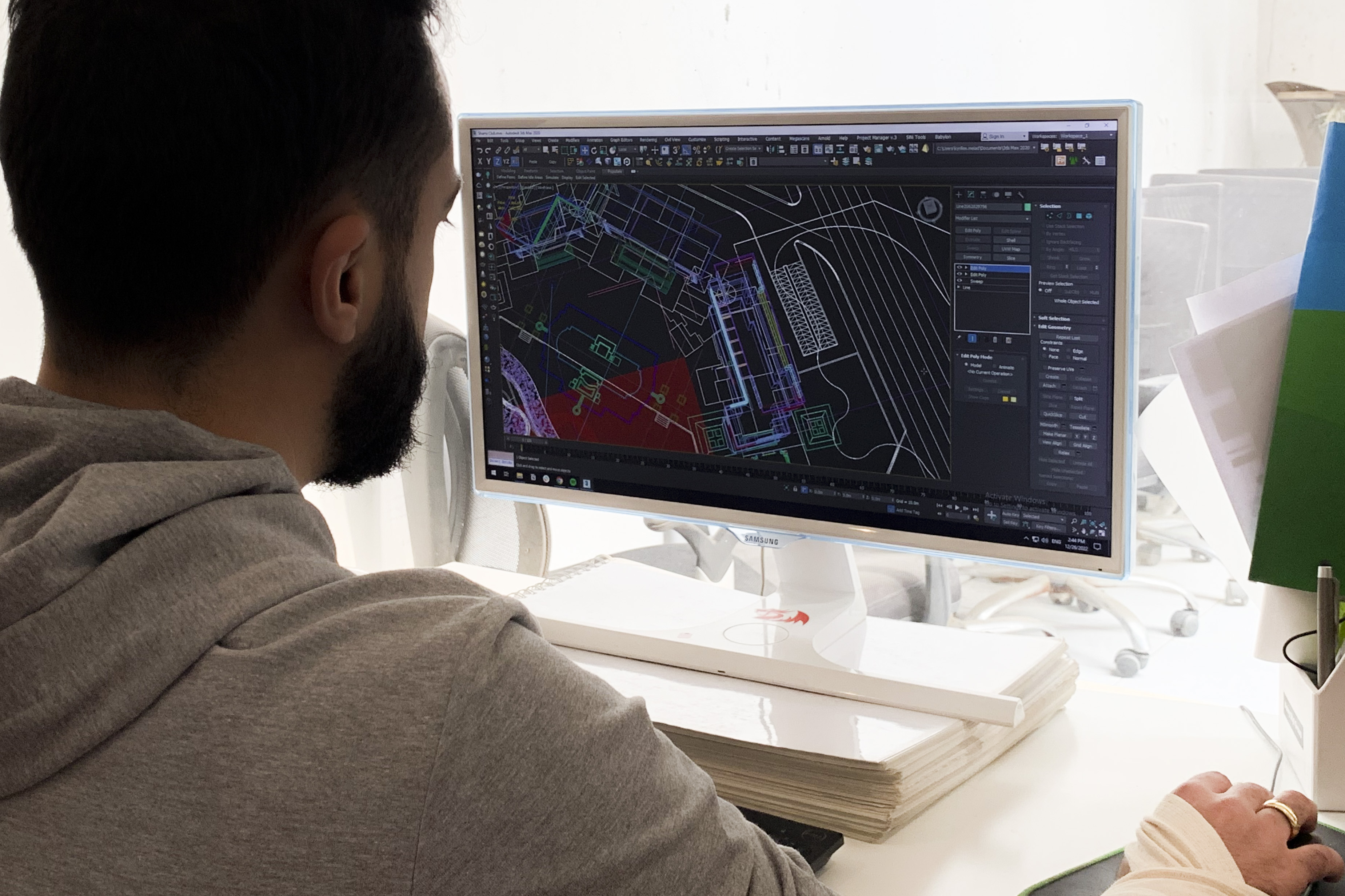 EL CAIRO (EGIPTO), 30/12/2022.- Un joven diseñador esboza un mapa con nuevos espacios de la ciudad virtual de Metatut que sumerge al espectador en el antiguo Egipto. Viajar al antiguo Egipto sin salir de casa ya es una realidad desde el pasado 22 de noviembre, cuando el equipo de diseñadores y creativos egipcios del hub Tutera lanzaron la fase inicial de Metatut, una ciudad virtual que reconstruye la arquitectura, el arte y los lugares más simbólicos de la era de Tutankamón en el metaverso. EFE/Rosa Soto