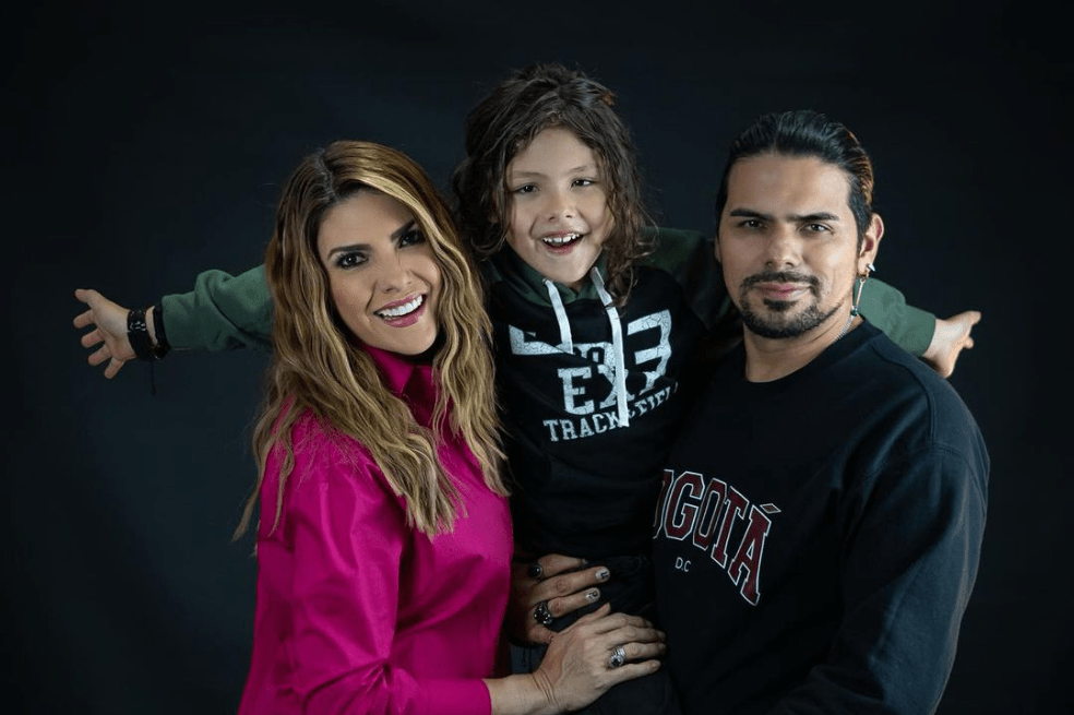 Ana Karina Soto defiende a su hijo que ha sido criticado por tener el pelo largo