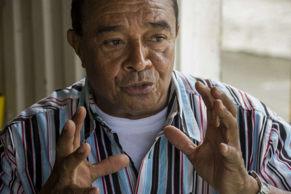 Jesús Castillo en su casa de Santa Cecilia emocionarse y llorar cada que recuerda aquella tarde en que detuvo la guerra con una sábana blanca en la mano./ Rodrigo Grajales.