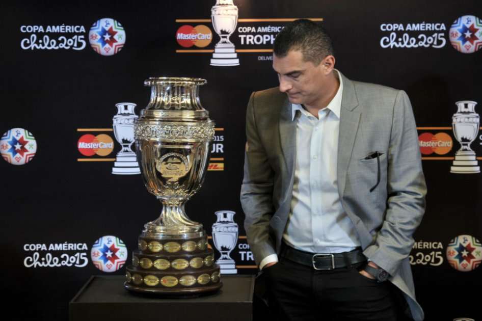 Faryd Mondragón junto con la Copa América. Foto: Óscar Pérez
