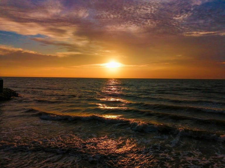 Es una obra que exige una atención prolongada hacia el horizonte, la luz que asoma a través de las nubes logra iluminar toda la escena maravillosamente para luego contemplar la serenidad, tranquilidad y todo lo bueno que a el alma puede alimentar.