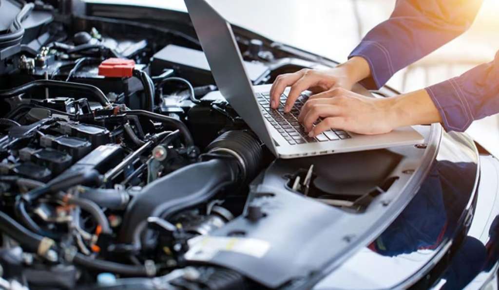 ¿Qué es la computadora motriz y cuál es su función en un carro?