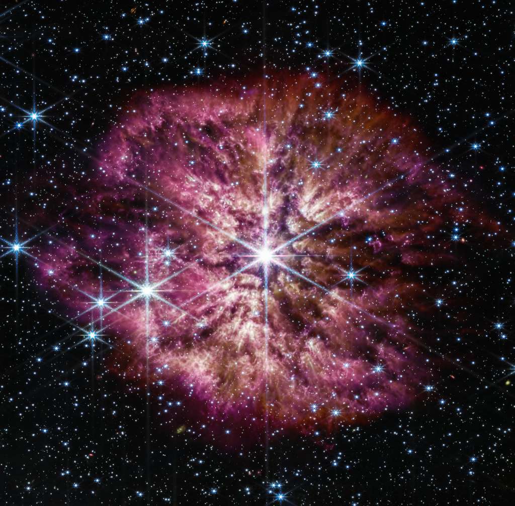 La luminosa y caliente estrella Wolf-Rayet 124 (WR 124) destaca en el centro de la imagen compuesta del Telescopio Espacial James Webb. Créditos: NASA, ESA, CSA, STScI,