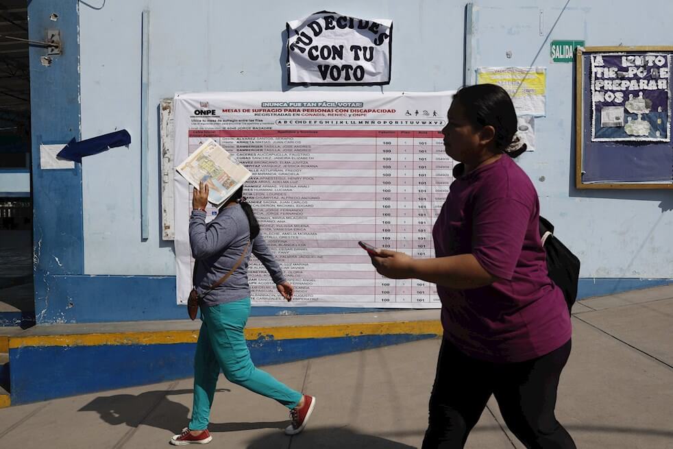 Mujeres llegan a votar este domingo en el colegio Jorge Basadre del distrito de Villa El Salvador, en Lima (Perú). / EFE