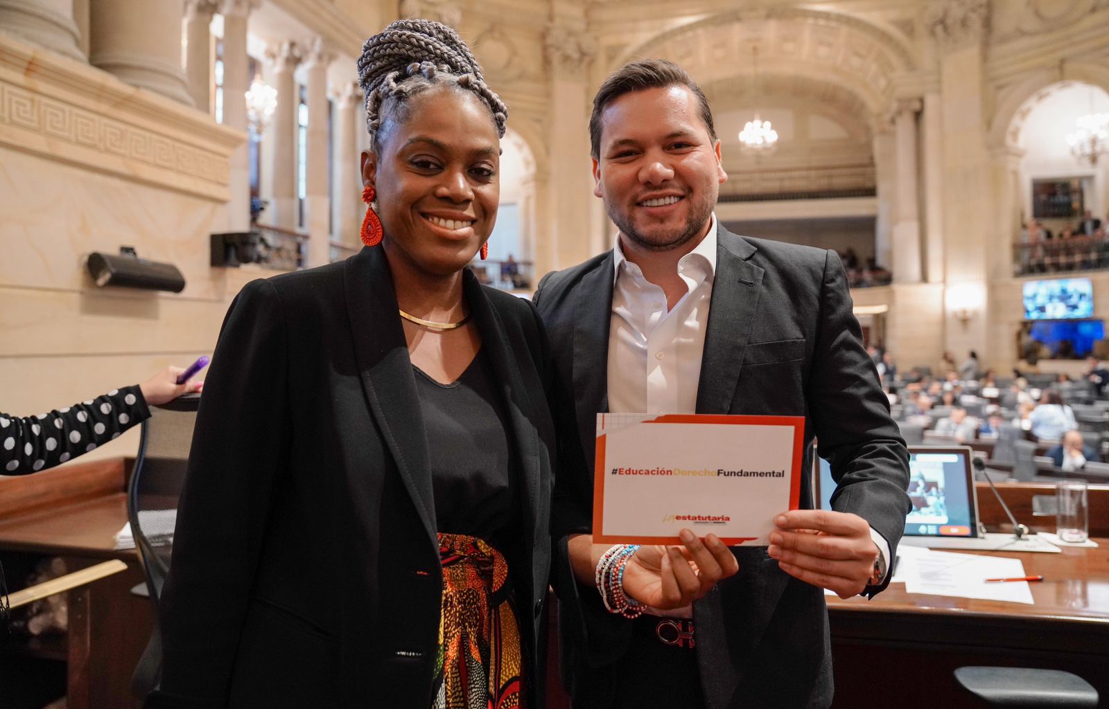 La ministra de Educación, Aurora Vergara Figueroa, invitó a todos los partidos a continuar respaldando esta iniciativa que busca que la educación sea un derecho fundamental.