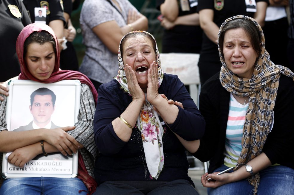 Familiares de Umut Sakaroglu, una de las víctimas del atentado en el aeropuerto de Atatürk, lloran su muerte durante su funeral en Estambul, Turquía. / EFE