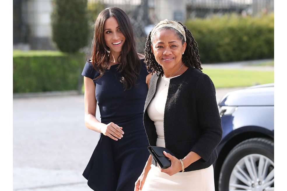Meghan Markle junto a su madre, Doria Ragland. / AFP