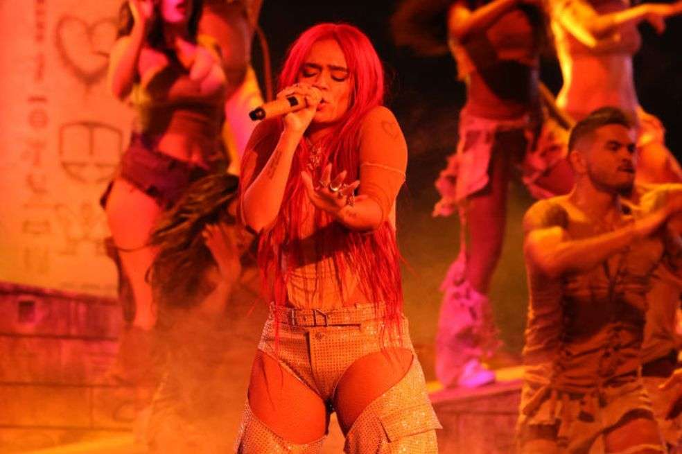 La paisa Karol G asistió a la gala número 23 de los Latin Grammy, y aunque no ganó ningún gramófono, brilló sobre el escenario cantando sus mejores éxitos.