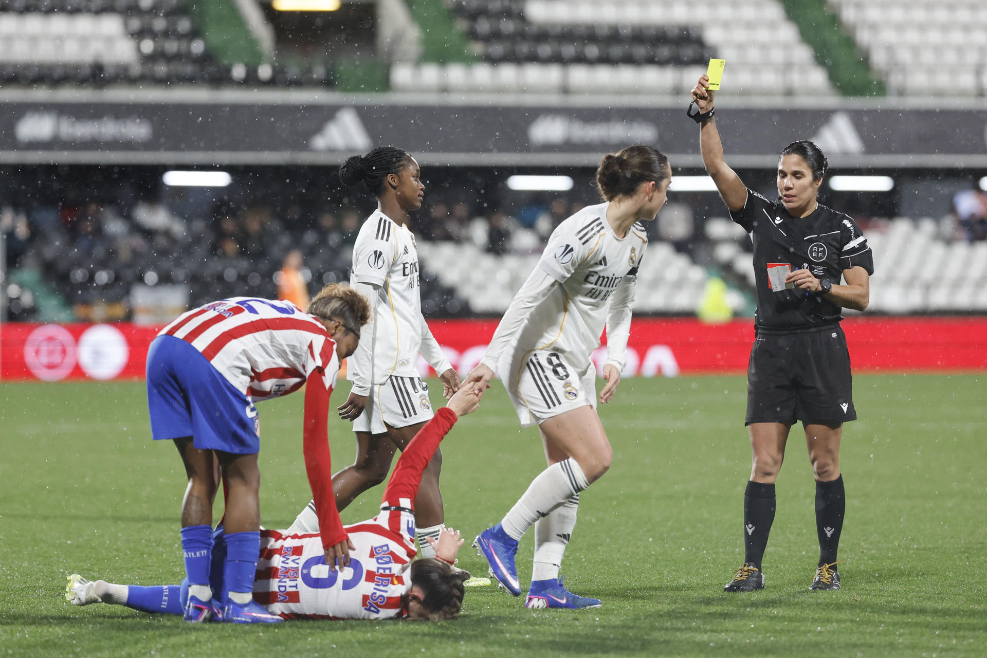 CASTELLÓN DE LA PLANA, 20/01/2026.- La centrocampista alemana del Real Madrid Sara Dabritz (2d) recibe tarjeta amarilla durante el partido de semifinales de la Supercopa de España de fútbol que Real Madrid y Atlético de Madrid disputan este martes en el estadio de Castalia, en Castellón de la Plana. EFE/Ana Escobar