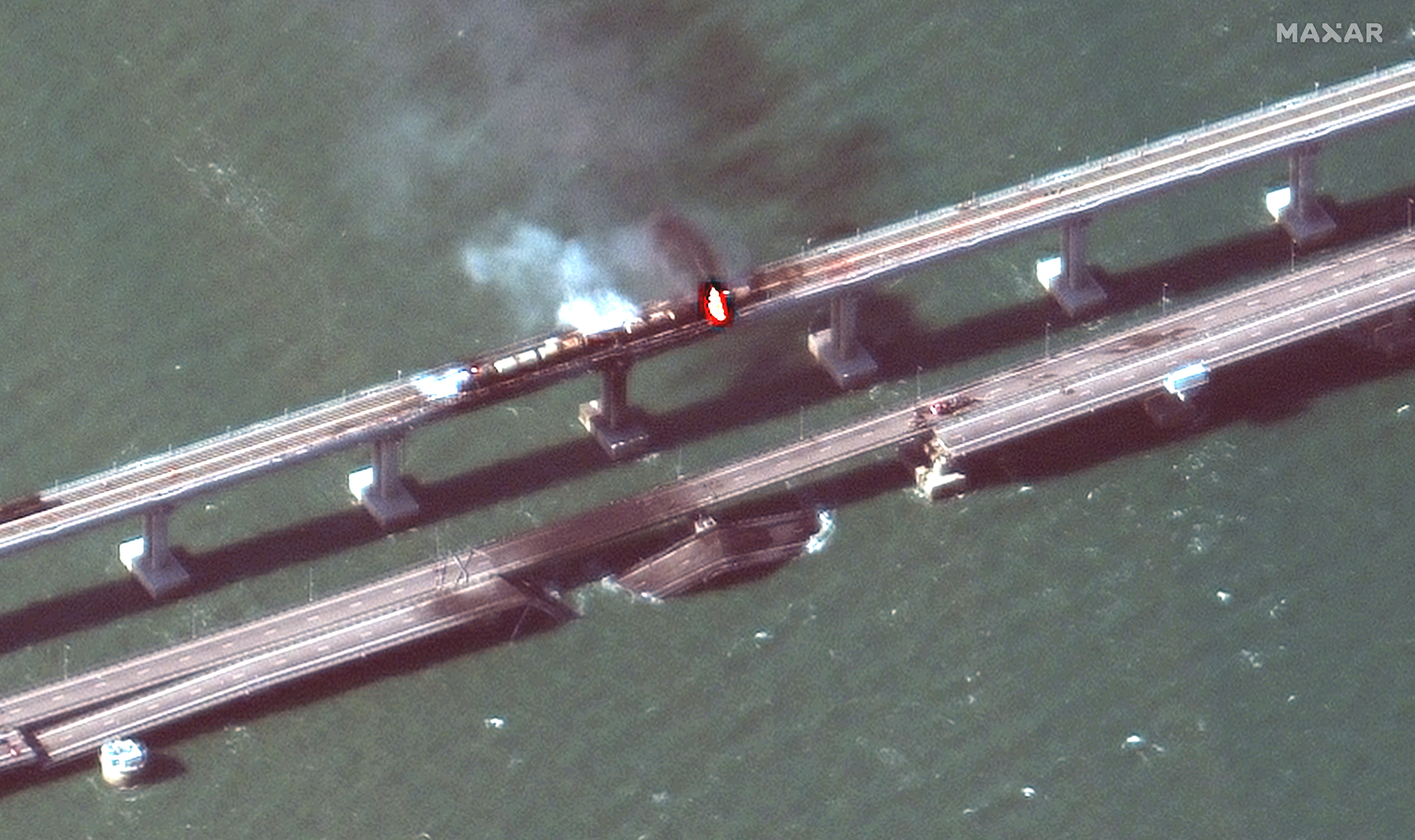 Kerch Strait (Ukraine), 27/10/2020.- A handout satellite image made available by Maxar Technologies shows smoke and a collapsed part of the Kerch Strait bridge in Crimea, 08 October 2022. According to Russian authorities, 'an explosion was set off at a cargo vehicle on the motorway part of the Crimean bridge on the side of the Taman peninsula, which set fire to seven fuel tanks of a train that was en route to the Crimean peninsula. Two motorway sections of the bridge partially collapsed.' (Incendio, Rusia, Ucrania) EFE/EPA/MAXAR TECHNOLOGIES HANDOUT -- MANDATORY CREDIT: SATELLITE IMAGE 2022 MAXAR TECHNOLOGIES -- THE WATERMARK MAY NOT BE REMOVED/CROPPED -- HANDOUT EDITORIAL USE ONLY/NO SALES HANDOUT EDITORIAL USE ONLY/NO SALES HANDOUT EDITORIAL USE ONLY/NO SALES