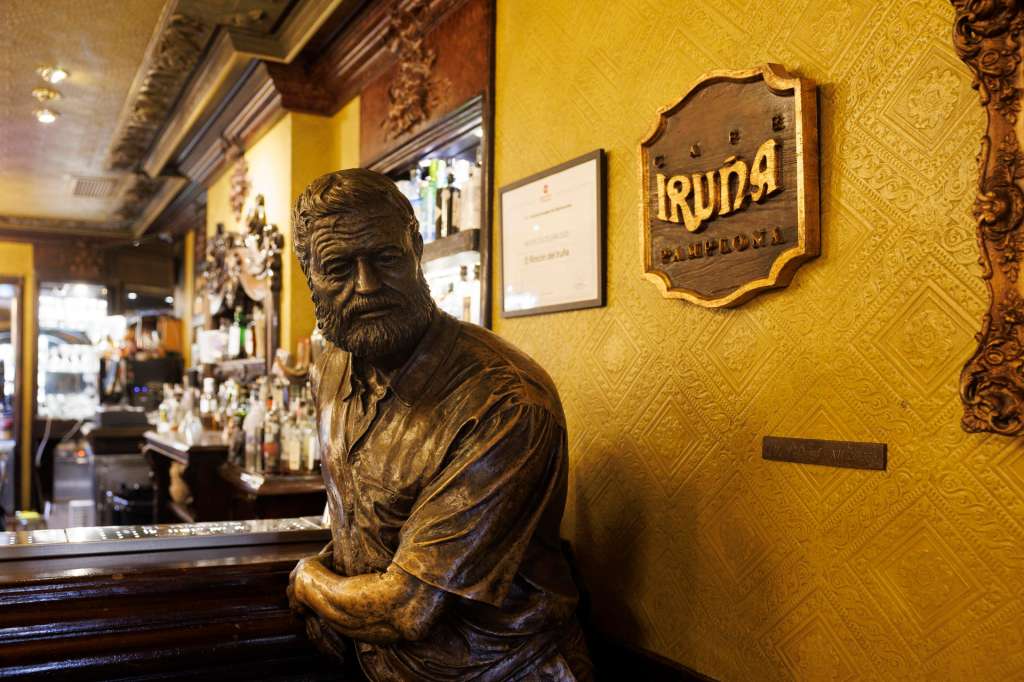 En la imagen, escultura del escritor en la sala El rincón de Hemingway del Café Iruña de Pamplona.