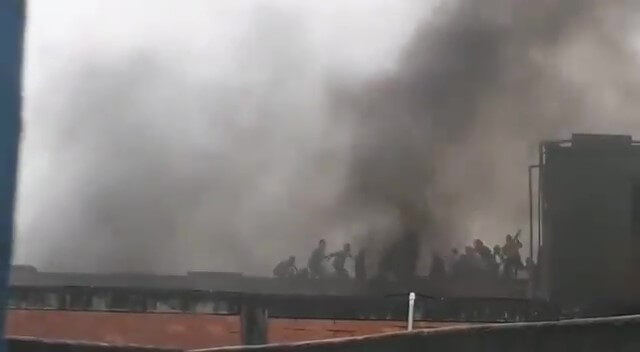 En videos se observa cómo internos estarían escapando por los techos del penal, mientra este se incendia. / Archivo particular