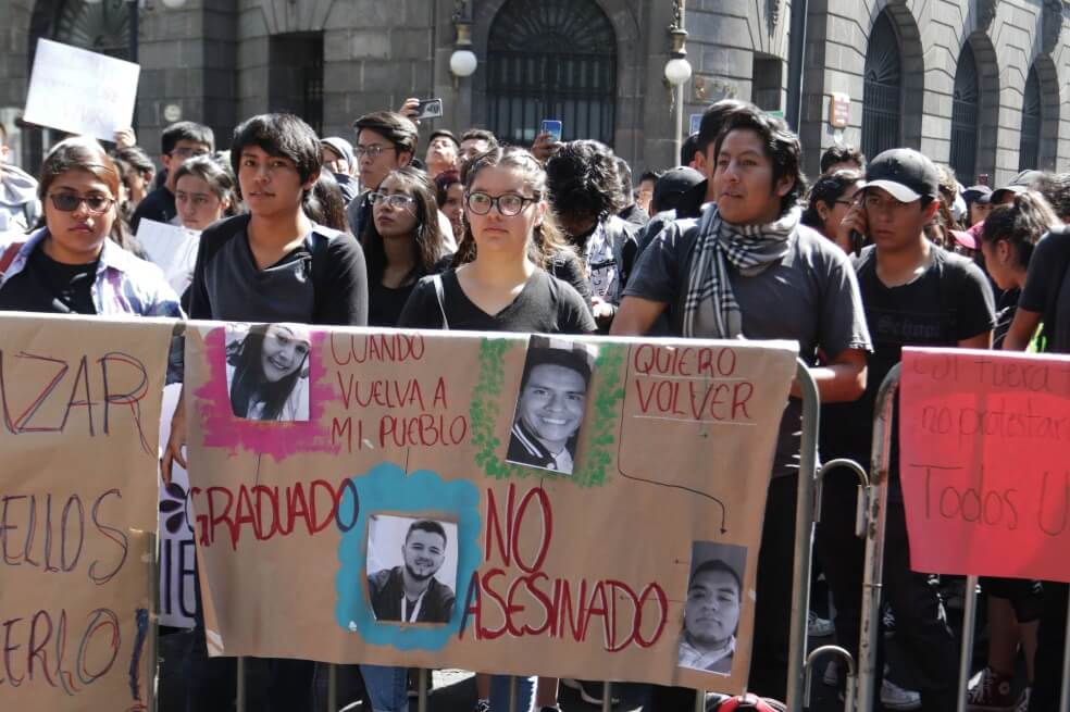 Una masiva manifestación se llevó a cabo ayer en Puebla, lugar donde se cometió el crimen. / AFP