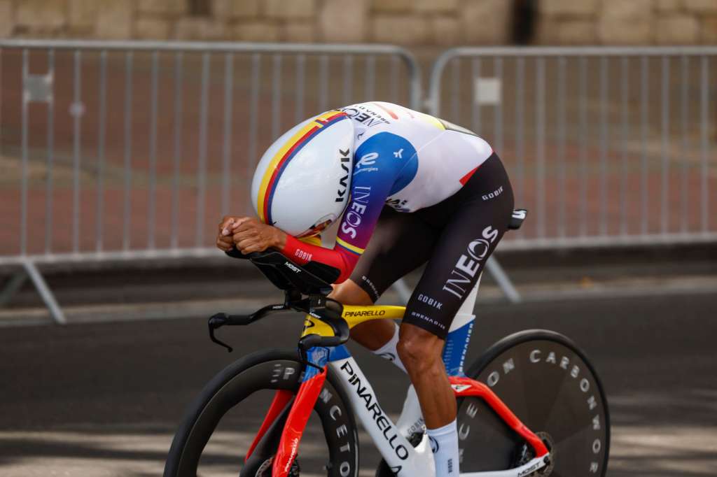 VALLADOLID, 11/09/2025.- El ciclista colombiano Egan Bernal, Ineos Grenadiers , participa en la 18º etapa de la Vuelta Ciclista a España, una contrarreloj individual de 12,2 km con salida y llegada en Valladolid, este jueves. La etapa se desarrolla entre grandes medidas de seguridad ante las protestas por la presencia de un equipo israelí, el Israel Premier Tech. EFE/ Javier Lizón