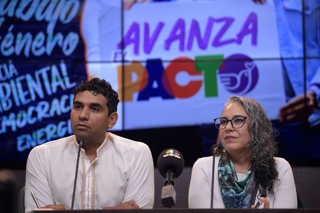 Representante a la Cámara y María José Pizarro, congresistas del Pacto Histórico, en conferencia de prensa titulada “Avanza el Pacto”, para hablar sobre las elecciones regionales 2023 (izq-der).
