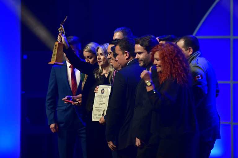 Vicky Dávila se llevó el premio junto a su equipo de Revista Semana por su trabajo "Financiación irregular de la campaña".